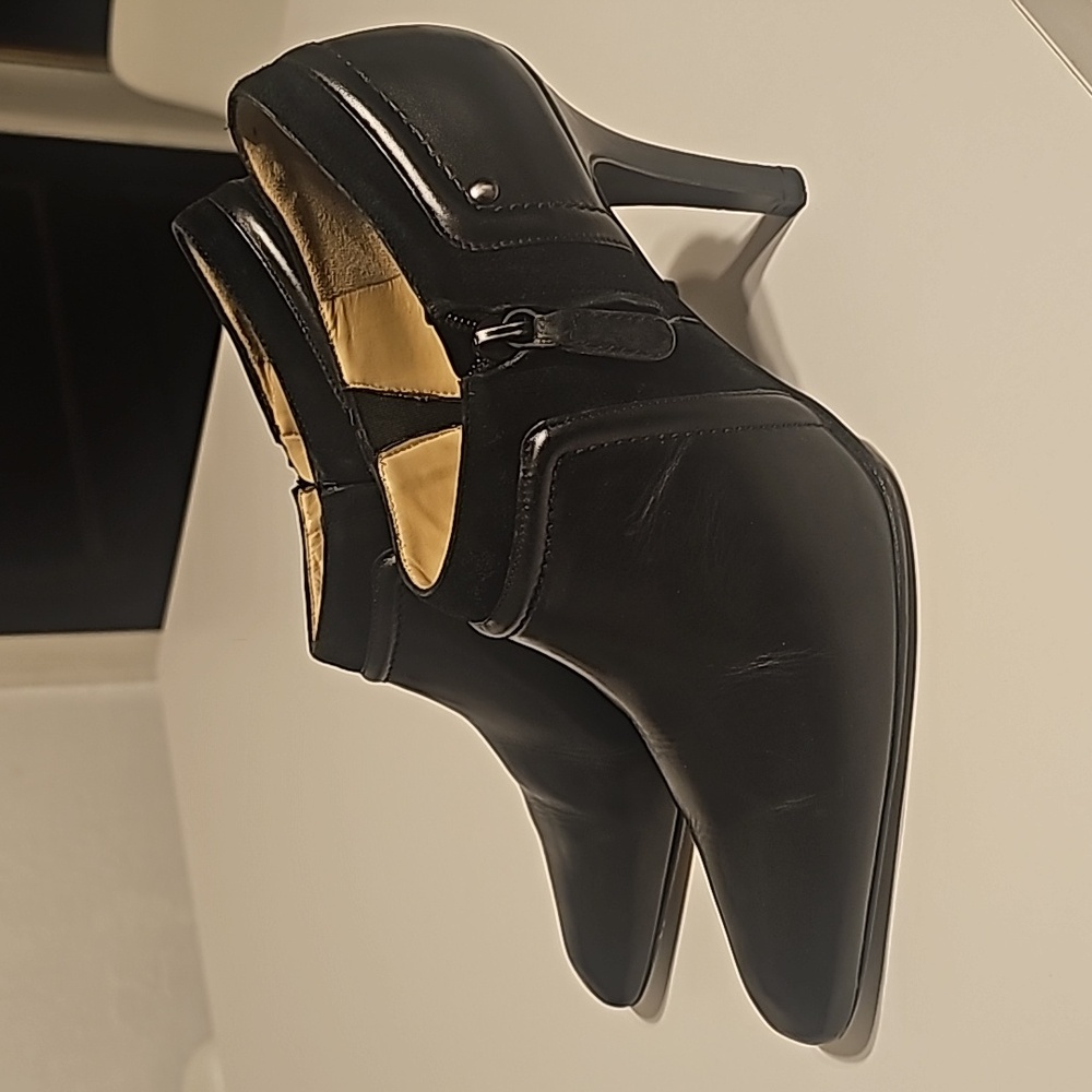 COLE HAAN  Black leather Booties 8.5 B